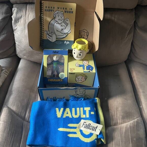 FALLOUT COLLECTOR BOX 5 PIECES VAULT BOY PLANTER, VAULT TEC SCARF, PIN, FIGURINE - Picture 16 of 16